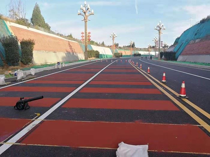 Употреба на лепило во површинско против прескокнување